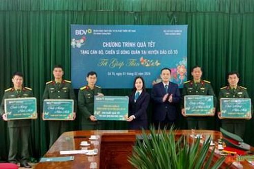 Tặng quà Tết các đơn vị Quân đội đóng quân trên huyện đảo Cô Tô (Quảng Ninh)