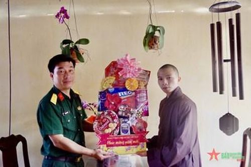 Ban CHQS huyện Côn Đảo thăm, chúc Tết các cơ sở tôn giáo trên địa bàn