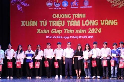Thành Đoàn TP. HCM tặng quà Tết cho 2.000 sinh viên ở lại thành phố