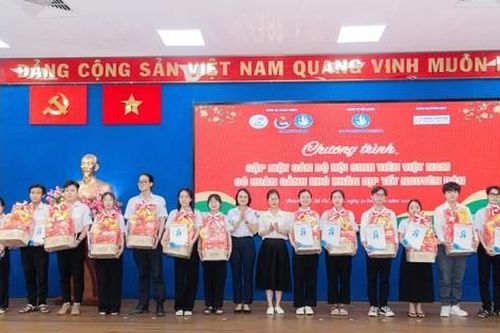 Trao quà cho cán bộ Đoàn, Hội có hoàn cảnh khó khăn dịp Tết Nguyên đán Giáp Thìn 2024