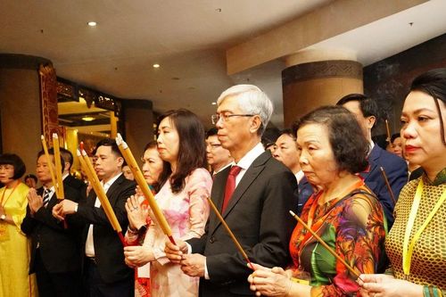 Đoàn kiều bào dâng hương các vua Hùng