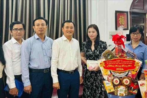 Phó Chủ tịch UBND TPHCM Bùi Xuân Cường chúc tết nguyên lãnh đạo Nhà nước, TPHCM