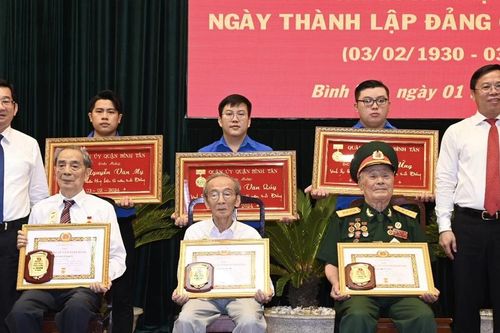 Trân trọng ghi nhận đóng góp của đảng viên cao tuổi Đảng