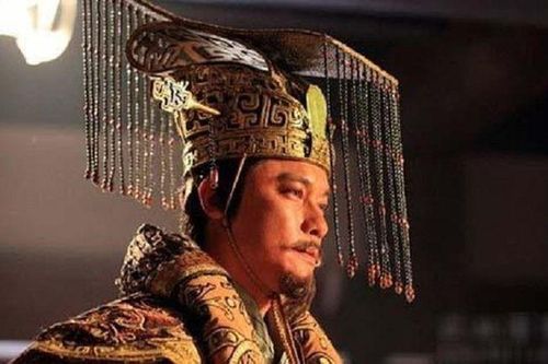 Vì sao mũ Bình Thiên của Tần Thủy Hoàng có 12 chuỗi ngọc?