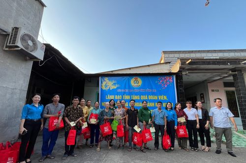 Tặng gần 6.000 phần quà cho các gia đình có hoàn cảnh khó khăn nhân dịp Tết