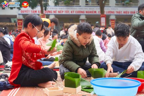 Học sinh thi gói bánh chưng, viết tranh chữ chào xuân 2024
