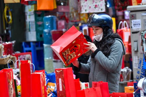 Rực rỡ phố bán túi đựng quà Tết sầm uất nhất Thủ đô
