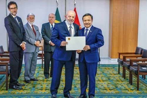 Đại sứ Bùi Văn Nghị trình Thư ủy nhiệm lên Tổng thống Brazil