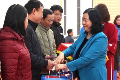 Trưởng Ban Dân vận Trung ương tặng quà người nghèo, công nhân khó khăn tại tỉnh Hà Nam