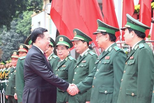 Chủ tịch Quốc hội Vương Đình Huệ thăm, chúc Tết cán bộ, chiến sĩ Bộ đội Biên phòng