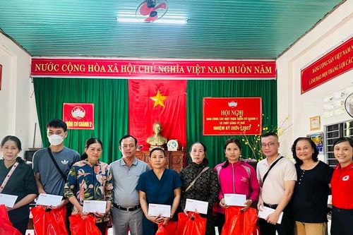 VPĐD Báo Pháp luật Việt Nam khu vực Bình Trị Thiên mang Tết đến với người nghèo