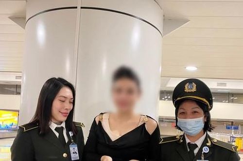 Khách nữ bỏ quên túi xách hàng hiệu chứa nhiều tiền ở sân bay