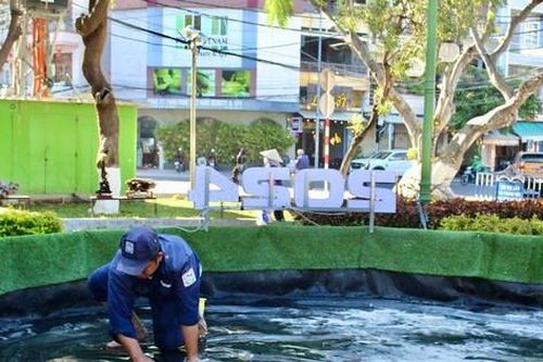 Sửa chữa mô hình 'cá chép hóa rồng' bị cháy tại Nha Trang