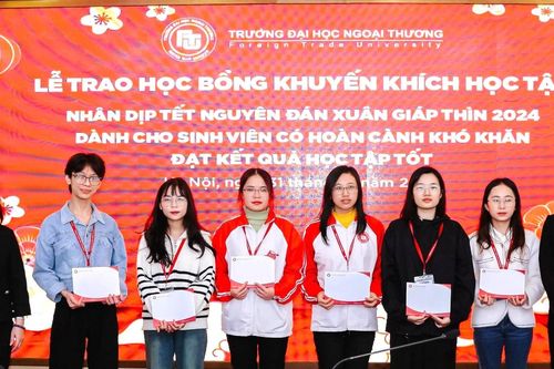 Nữ sinh mồ côi cha xúc động nhận học bổng cho sinh viên nghèo