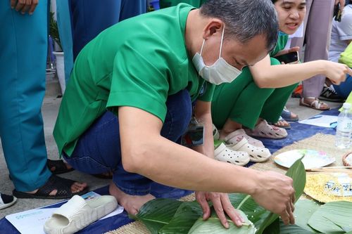 Bác sĩ gói bánh chưng tặng bệnh nhân đón Tết xa nhà