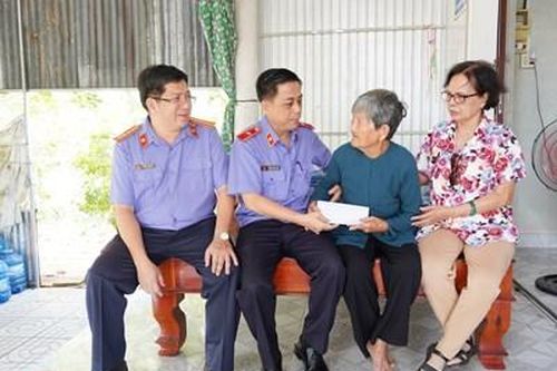 Thăm, chúc Tết gia đình đồng chí nguyên Phó Viện trưởng VKSND tối cao
