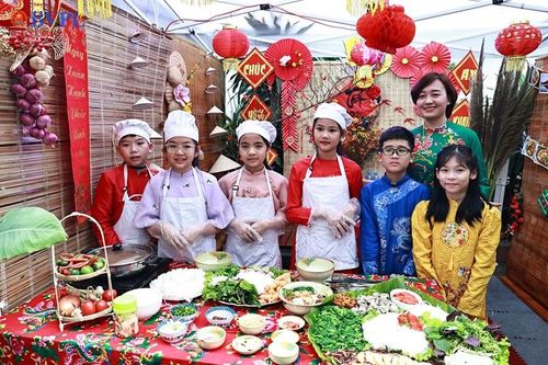 Gần 2.000 học sinh Hà Nội tìm hiểu, trải nghiệm làm 35 món bún ngon nức tiếng