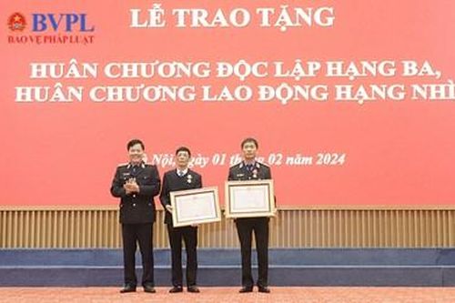 Trao Huân chương Độc lập và Huân chương Lao động tặng đồng chí Lê Hữu Thể và đồng chí Nguyễn Duy Giảng