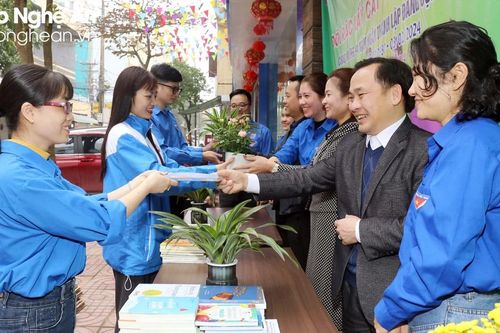 Ra mắt Chi đoàn mới thuộc Khối Doanh nghiệp Nghệ An và sôi nổi chương trình 'Đổi rác lấy cây - Đổi giấy lấy sách'