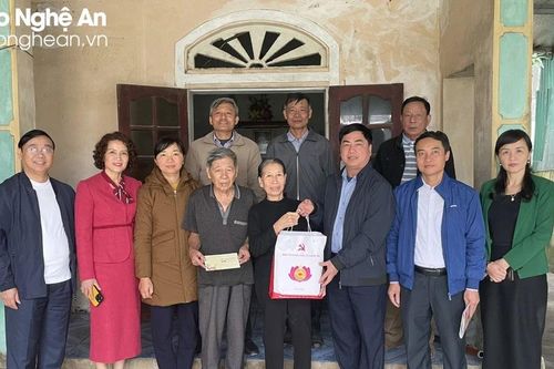 Ban Tổ chức Tỉnh ủy và Sở Giao thông vận tải trao quà Tết tại huyện Nghi Lộc