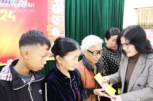 Bí thư Đảng ủy Khối Các cơ quan tỉnh trao quà Tết tại Cửa Lò