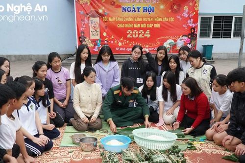 Học sinh Nghệ An và lưu học sinh Lào rộn ràng đón Tết Nguyên đán
