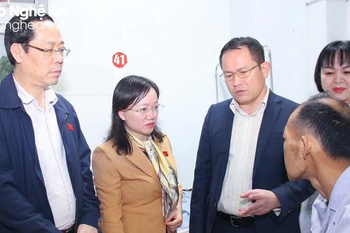 Đoàn đại biểu Quốc hội tỉnh tặng quà Tết cho bệnh nhân có hoàn cảnh khó khăn