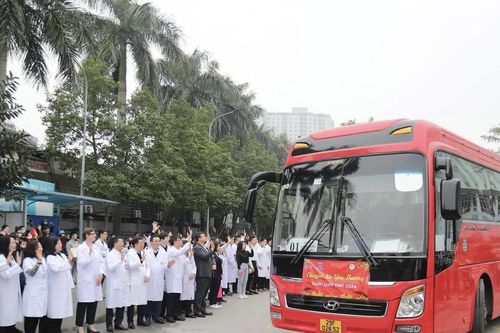 Chuyến xe yêu thương miễn phí chở bệnh nhân và người thân về quê dịp Tết