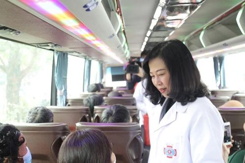 Gần 400 bệnh nhân và người nhà được về quê trên các chuyến xe miễn phí