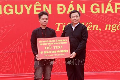 Ủy viên Bộ Chính trị Nguyễn Xuân Thắng thăm, tặng quà và chúc Tết tại Quảng Ninh