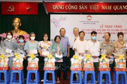 Tặng quà Tết, hỗ trợ học tập cho đồng bào dân tộc thiểu số hoàn cảnh khó khăn