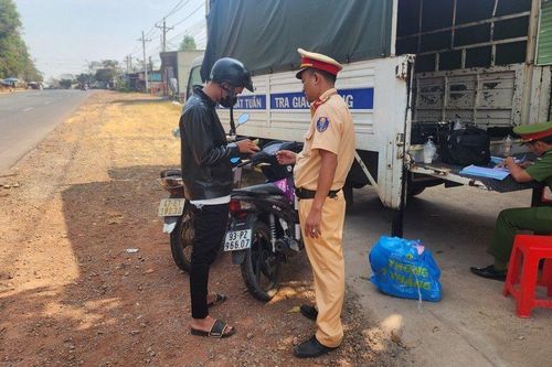 Bình Phước: CSGT bắn tốc độ trên QL14, nhiều người vi phạm