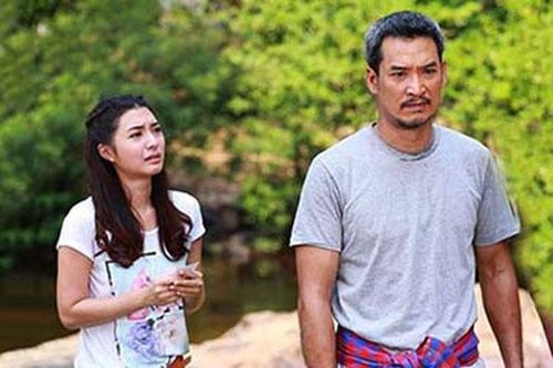 Bố vợ lên vay tiền mà chồng từ chối luôn, tôi nuốt nước mắt dúi cho bố một vật rồi gọi taxi cho ông về trong đêm