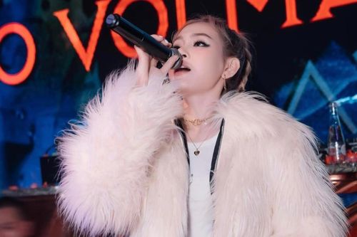 Hiền Hồ đi diễn hậu ồn ào: 'Có mấy chị ôm và động viên tôi'