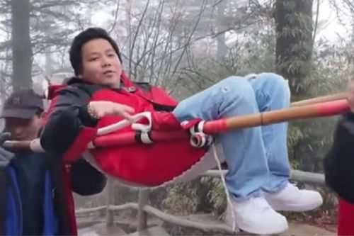 Đi leo núi ngắm cảnh nhưng lại thuê người khiêng lên, Khoa Pug khiến dân mạng tranh cãi
