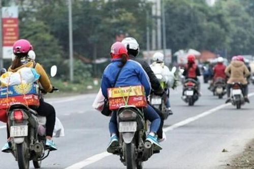 Tiết kiệm chi phí, công nhân lập hội nhóm đi xe máy về quê ăn Tết