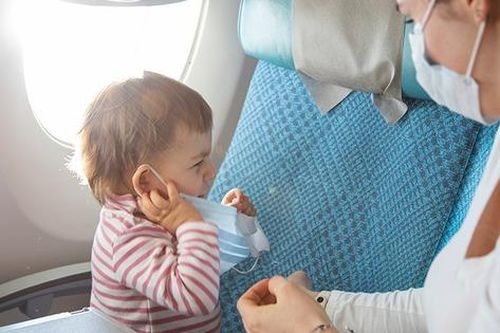 Trẻ bị viêm tai đi máy bay có ảnh hưởng gì không?