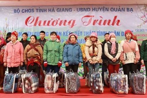 Phụ nữ nhà máy Z219 tặng quà Tết cho phụ nữ và trẻ em nghèo ở Hà Giang