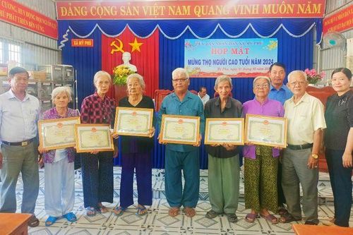 Chúc thọ các cụ cao niên và trên 100 tuổi ở xã Mỹ Phú