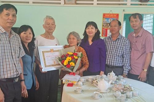 Trao Huy hiệu Đảng tại nhà cho đảng viên cao niên ở huyện Châu Phú
