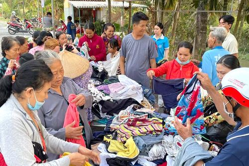Hội Liên hiệp Phụ nữ thị trấn Vĩnh Thạnh Trung tổ chức 'Gian hàng 0 đồng' hỗ trợ hội viên phụ nữ