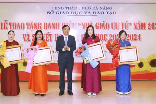 Trao tặng danh hiệu Nhà giáo ưu tú cho 4 giáo viên