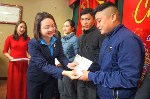Công đoàn Viên chức tỉnh trao gần 200 suất quà Tết tặng đoàn viên khó khăn