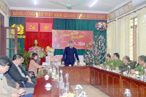 Phó Chủ tịch UBND tỉnh Lò Văn Tiến chúc Tết cơ quan, gia đình chính sách huyện Điện Biên