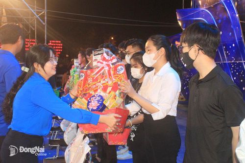 Chia sẻ nỗi lo ngày Tết với thanh niên công nhân