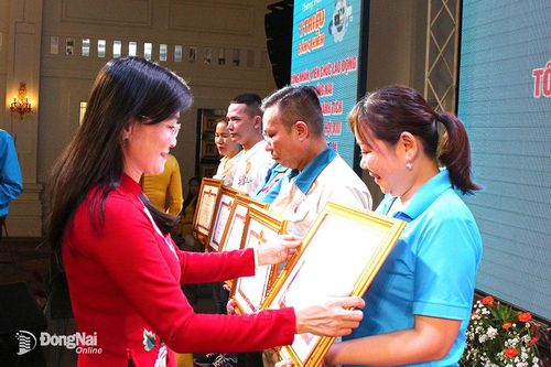 Công nhân lao động vượt khó, sáng tạo