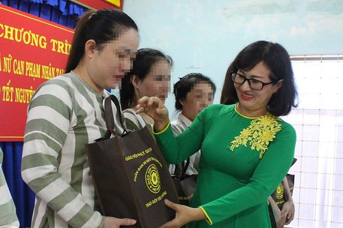 Mang Tết đến với phạm nhân