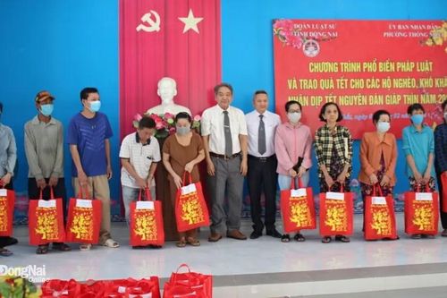 Đoàn Luật sư tỉnh tuyên truyền pháp luật, tặng quà Tết cho người khó khăn