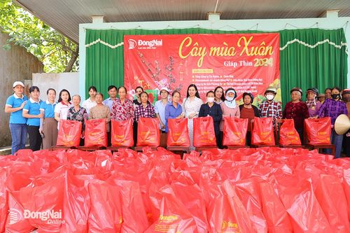 Báo Đồng Nai trao 100 phần quà Cây mùa xuân tại xã Đắc Lua, Tân Phú