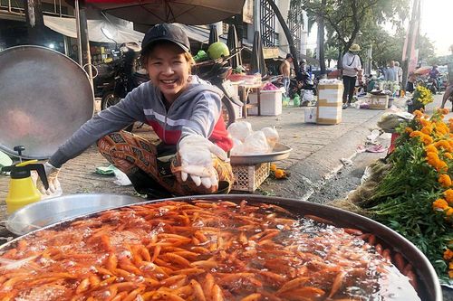 Thị trường chuẩn bị cho Tết Ông Táo nhộn nhịp từ sớm
